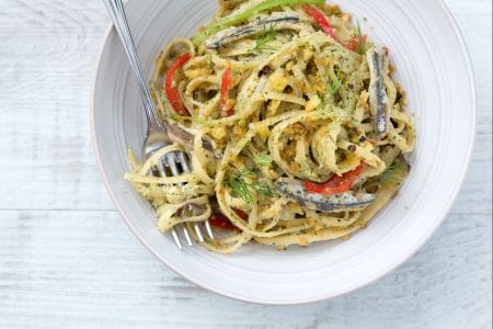 Bavette com anchovas ao pesto de erva-doce