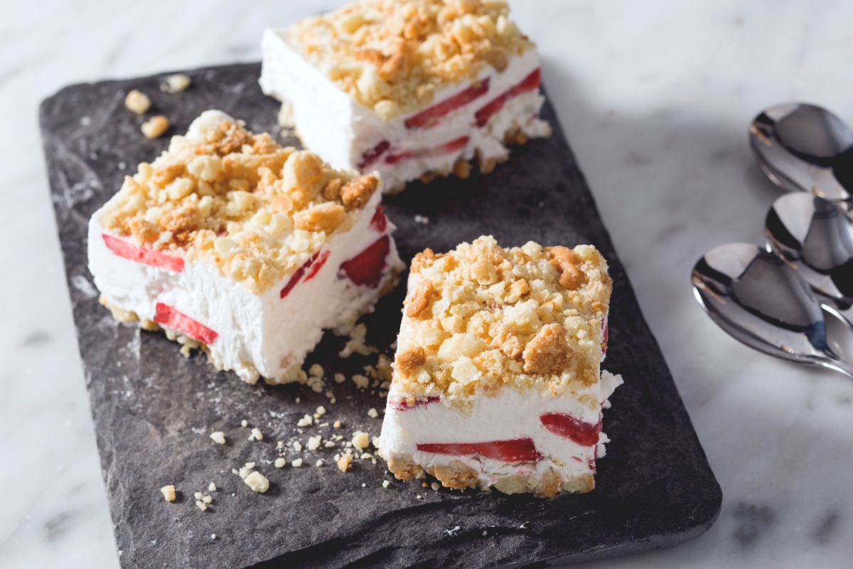 Sobremesa de creme e morangos