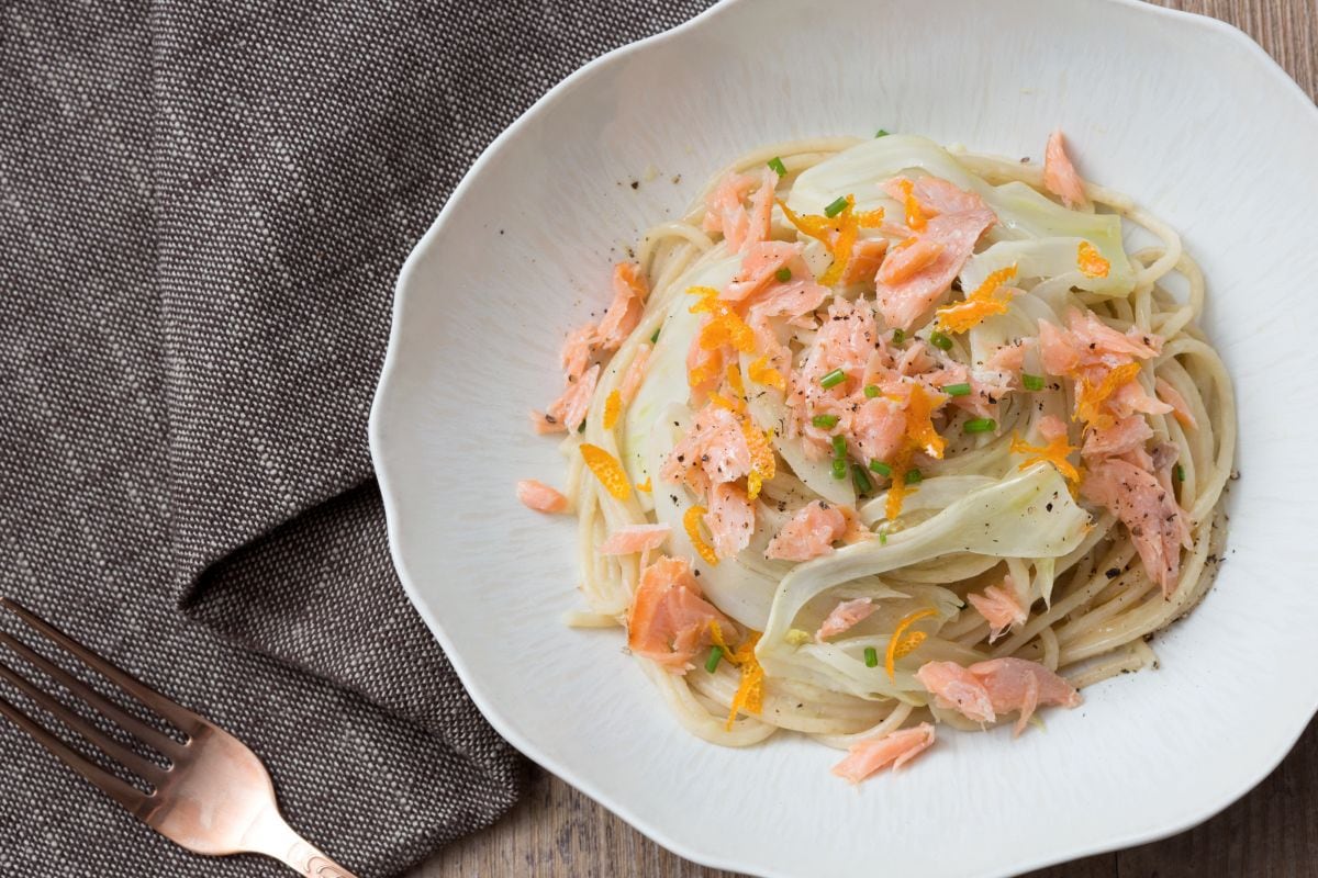 Massa com salmão e creme de alho-poró