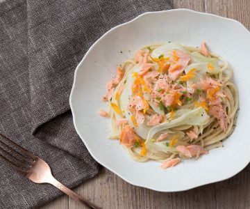 Massa com salmão e creme de alho-poró