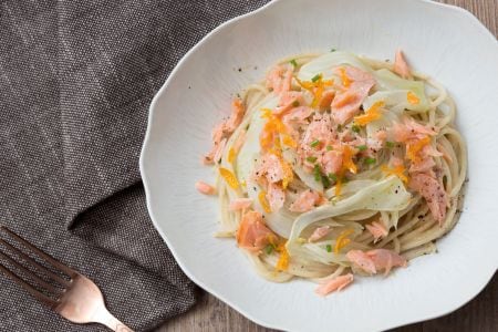 Massa com salmão e creme de alho-poró
