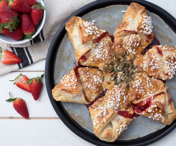 Cata-vento de massa folhada com frutas e chocolate