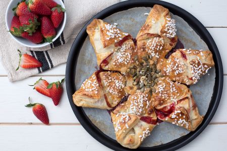 Cata-vento de massa folhada com frutas e chocolate