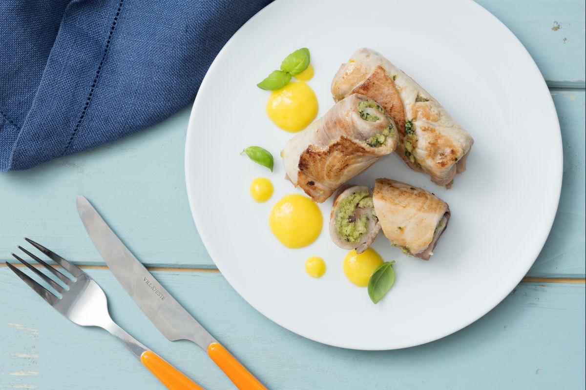 Rolinhos de peixe-espada com molho de manga