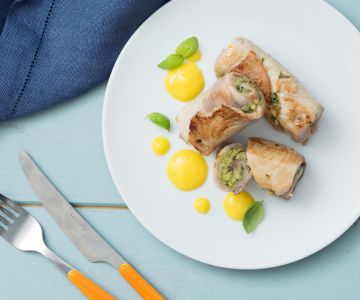 Rolinhos de peixe-espada com molho de manga