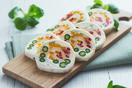 Enroladinhos de pão com legumes e queijo de cabra