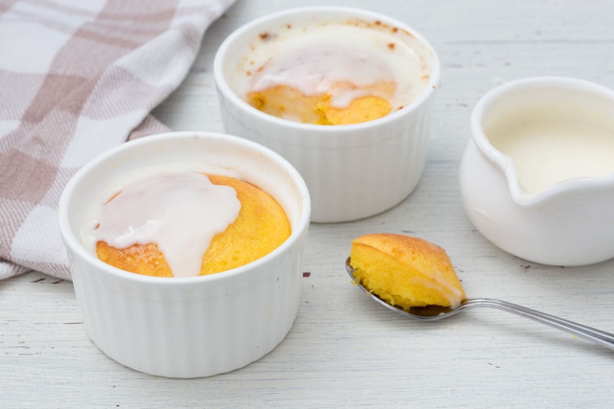 Suflê de ricota com limão e molho de limão e canela