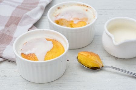 Suflê de ricota com limão e molho de limão e canela