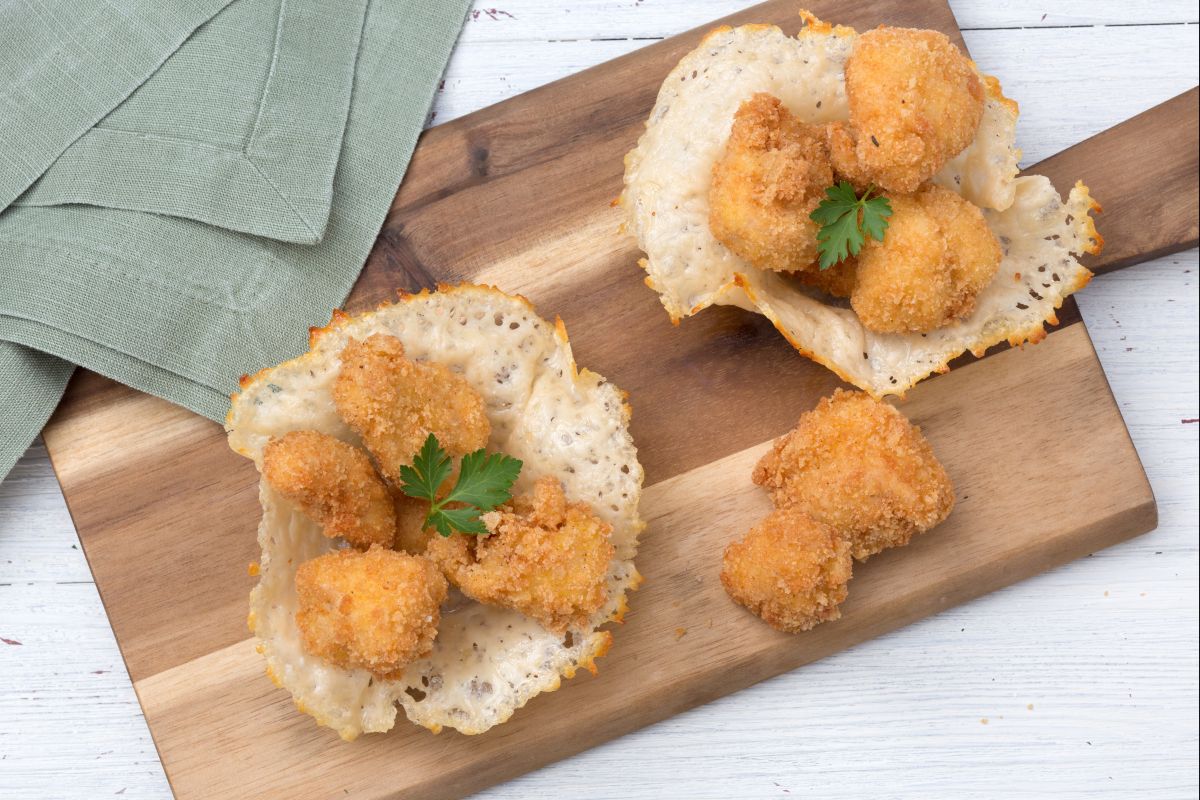 Pedacinhos de frango em crosta de parmesão