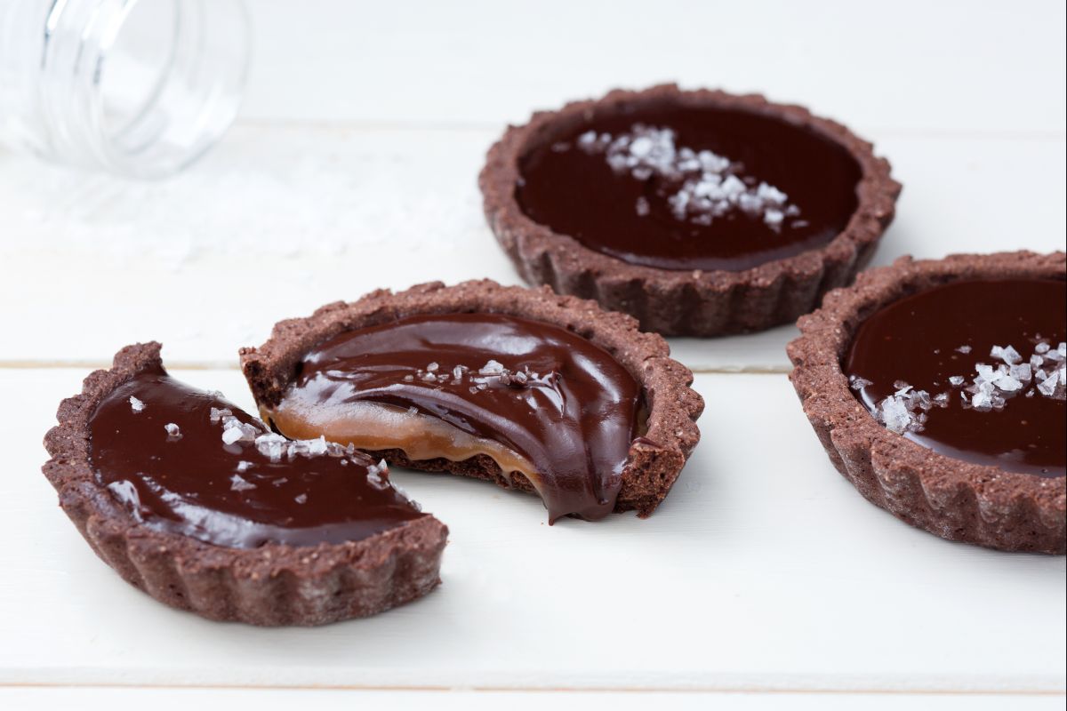 Tortinhas com chocolate e coração de caramelo