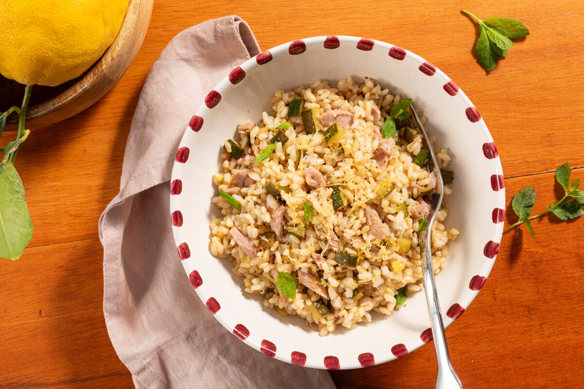 Arroz frio com atum, abobrinha e limão