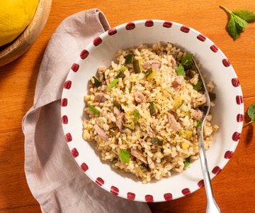 Arroz frio com atum, abobrinha e limão