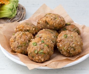Almôndegas de espelta com ricota e legumes