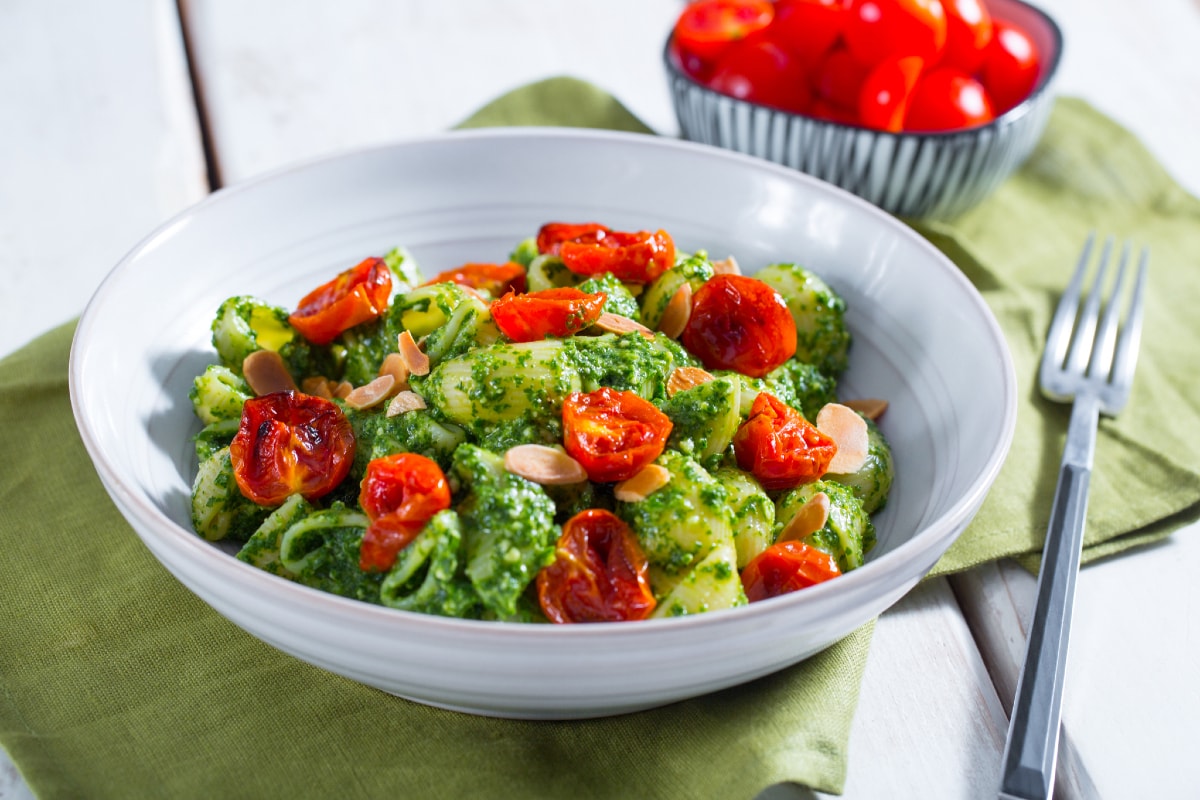 Massa com pesto de rúcula e limão com tomatinhos confit