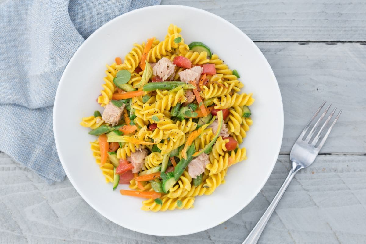 Massa fria com legumes e cúrcuma