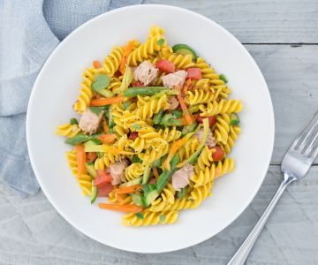 Massa fria com legumes e cúrcuma