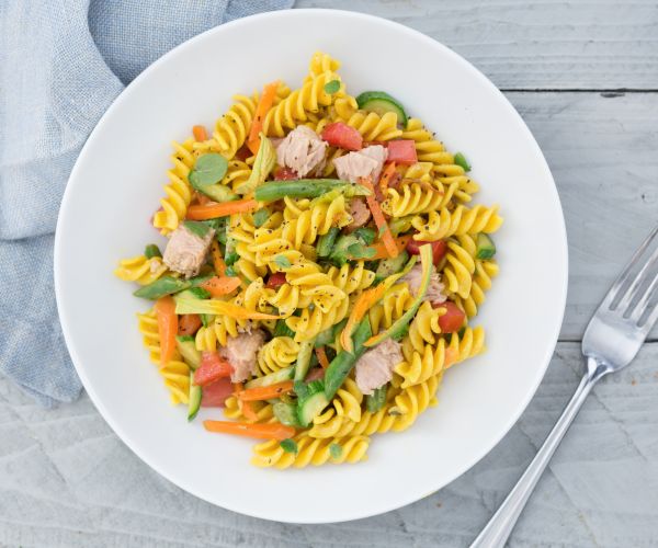 Massa fria com legumes e cúrcuma