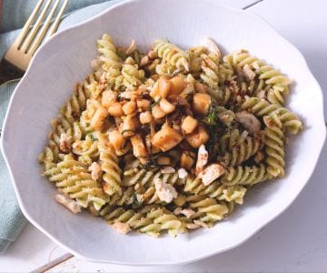 Massa com pesto de alface e lulas
