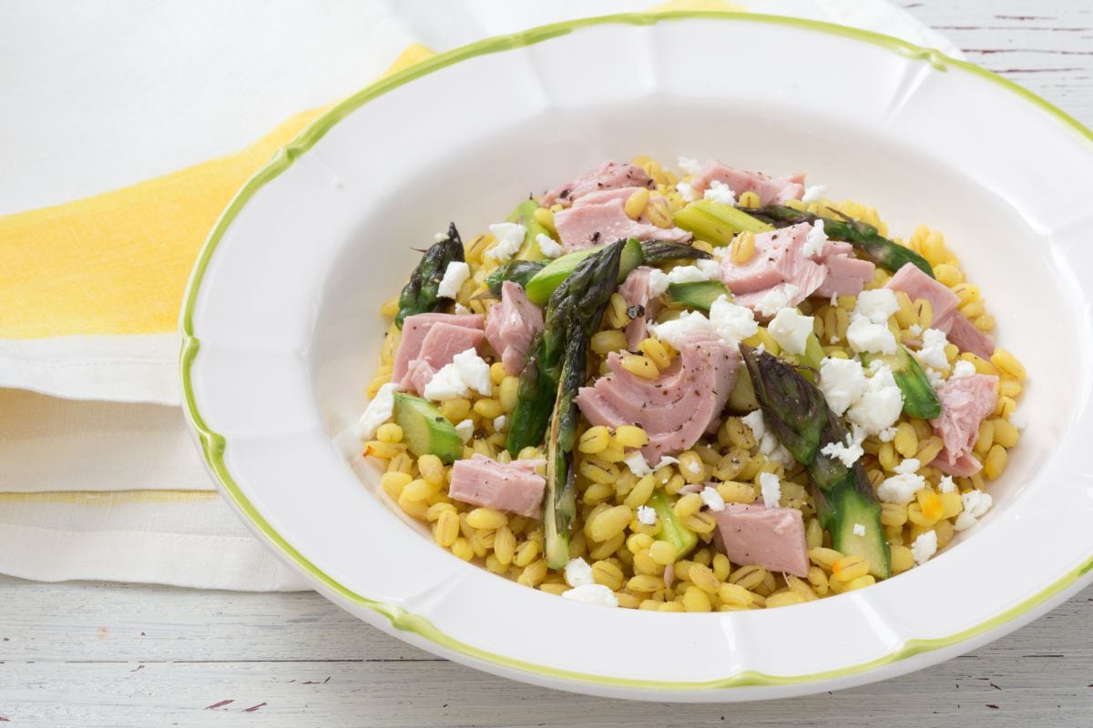 Orzo com atum e açafrão