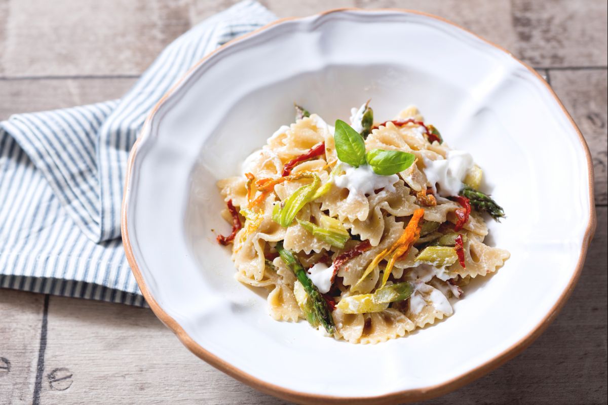 Massa com aspargos, stracciatella e flores de abóbora