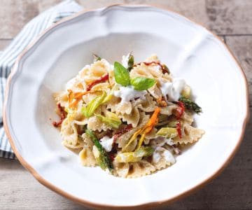 Massa com aspargos, stracciatella e flores de abóbora
