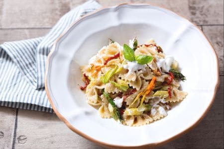 Massa com aspargos, stracciatella e flores de abóbora
