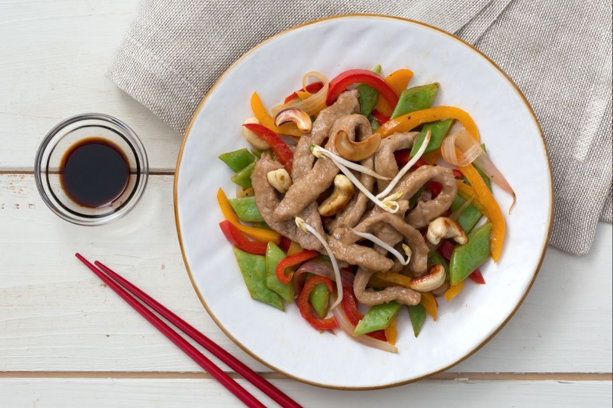 Tiras de vitela com legumes crocantes
