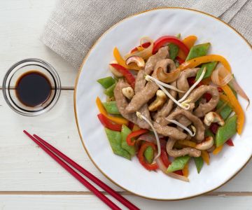 Tiras de vitela com legumes crocantes