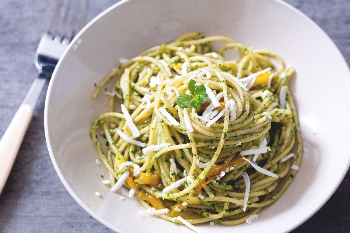 Massa com pesto de espinafre e pimentões