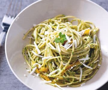 Massa com pesto de espinafre e pimentões