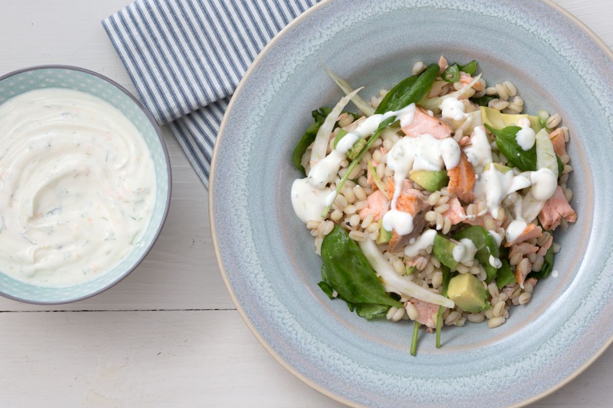 Salada de cevada e salmão