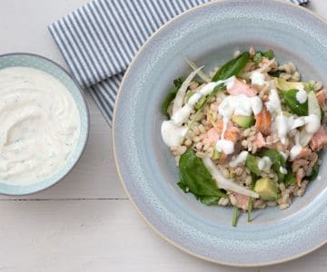 Salada de cevada e salmão