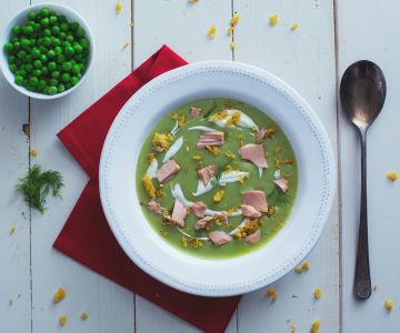 Creme de ervilhas e batatas com migalhas de atum