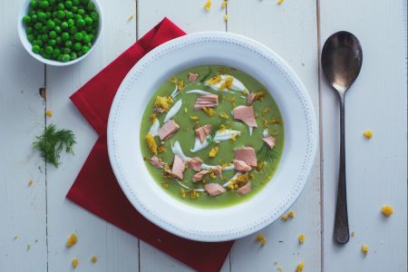Creme de ervilhas e batatas com migalhas de atum