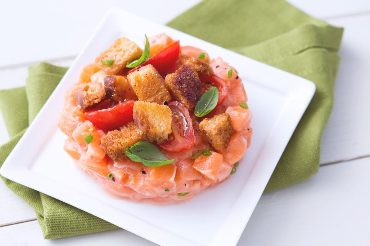 Tártaro de salmão e panzanella
