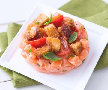 Tártaro de salmão e panzanella
