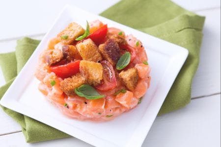 Tártaro de salmão e panzanella