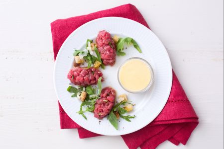Tartare de fassona com creme inglês salgado