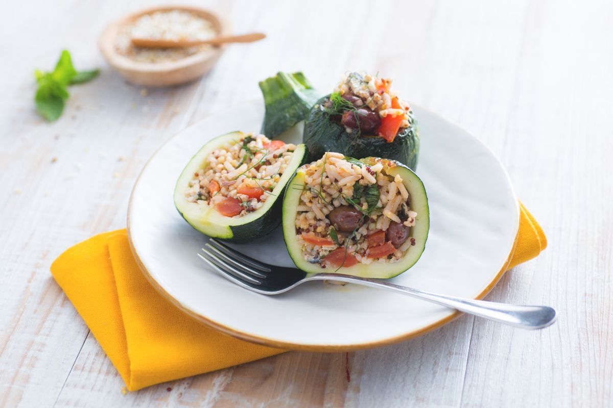 Abobrinhas recheadas com cereais e quinoa