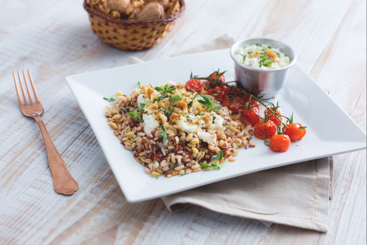 Arroz vermelho e cereais com mussarela de búfala e tomatinhos assados