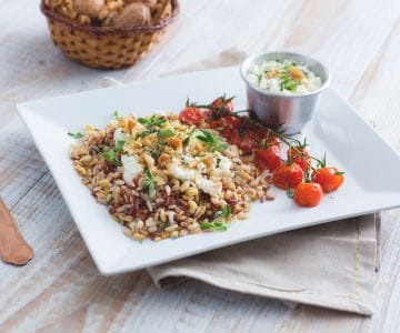 Arroz vermelho e cereais com mussarela de búfala e tomatinhos assados