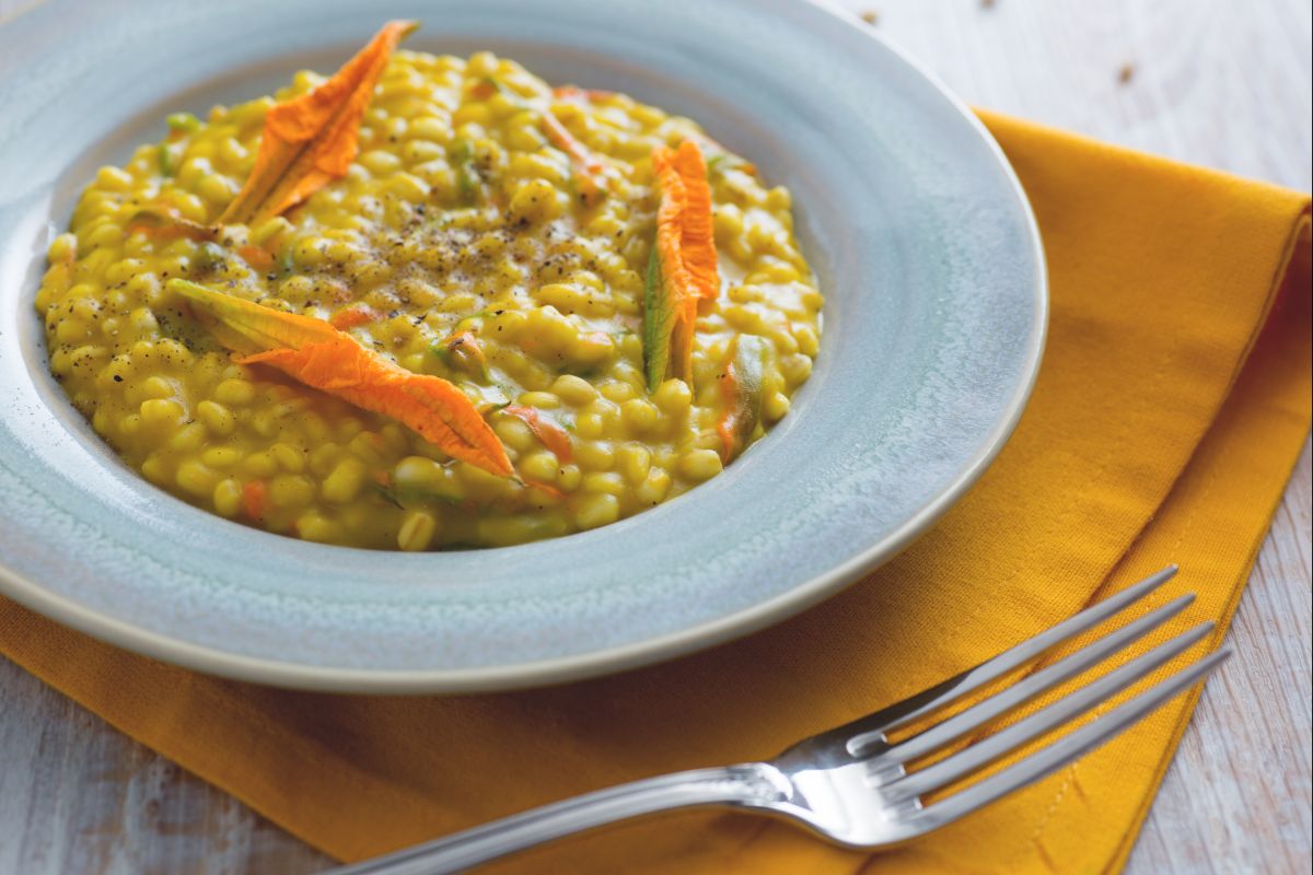 Orzotto com creme e flores de abóbora