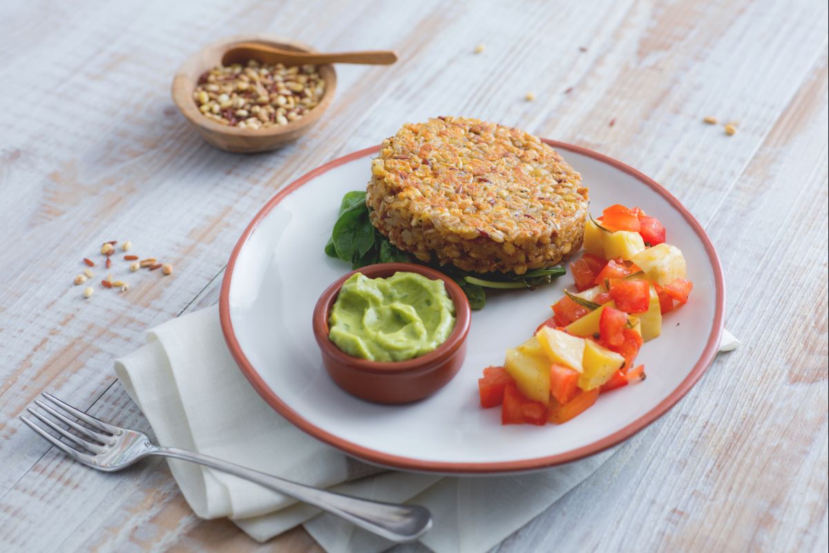 Hambúrguer de cereais e arroz vermelho com homus de abacate