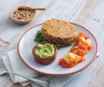 Hambúrguer de cereais e arroz vermelho com homus de abacate