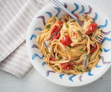 Massa com tomatinhos e anchovas