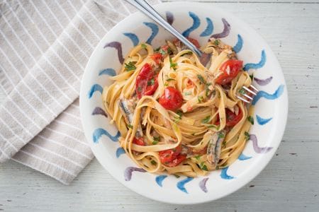 Massa com tomatinhos e anchovas