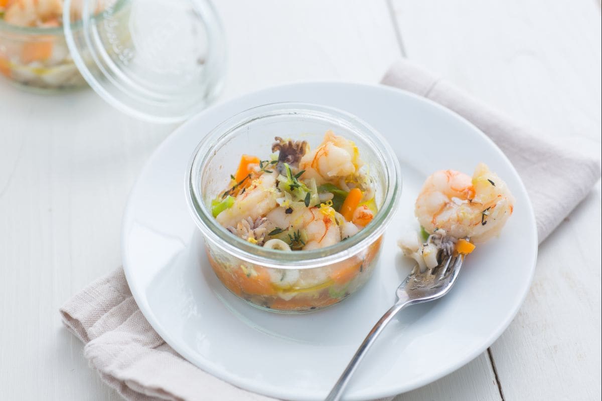 Salada de frutos do mar em vidro