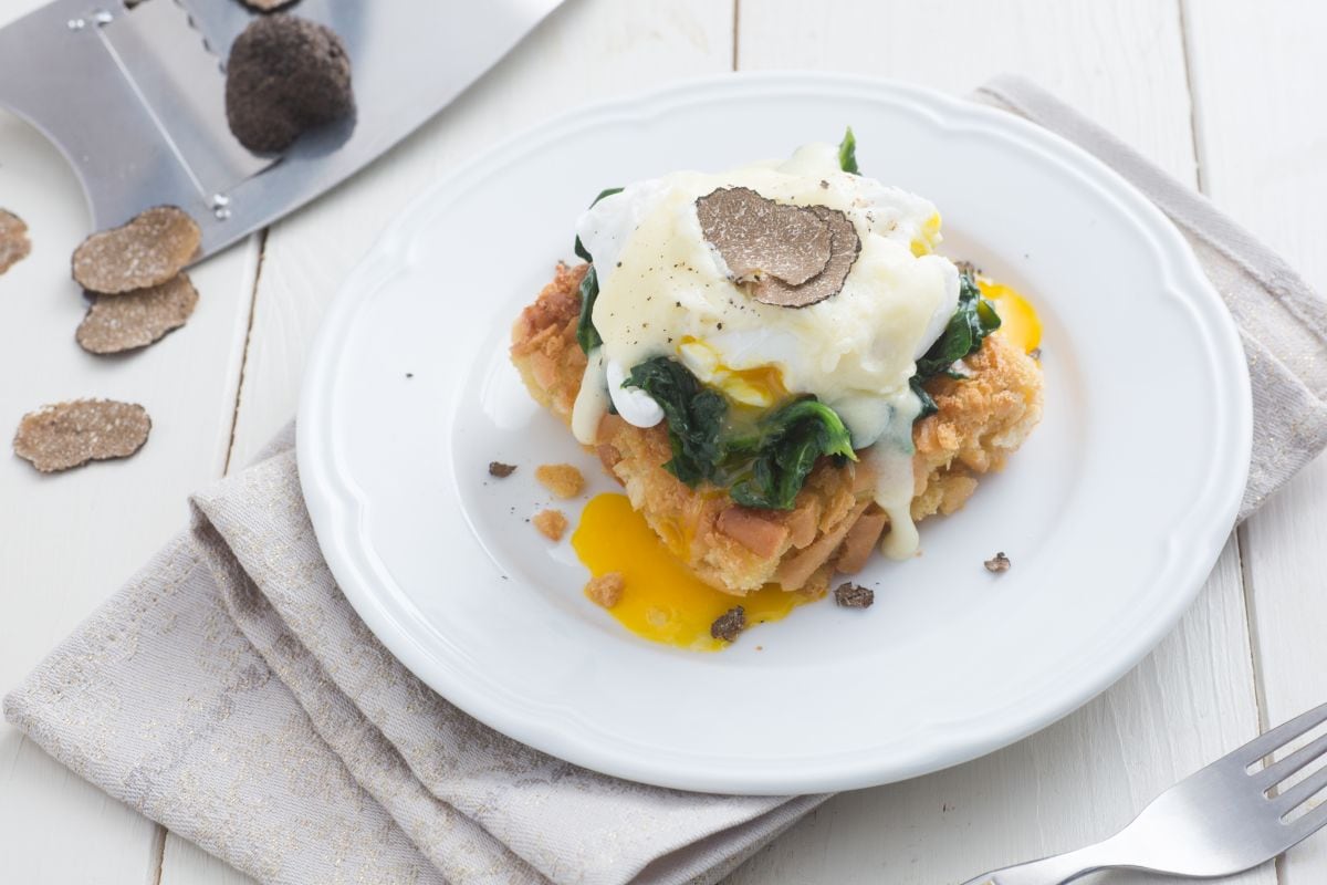 Ovos benedict com trufa e fonduta de tomino