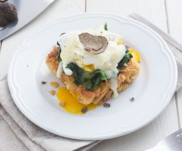 Ovos benedict com trufa e fonduta de tomino