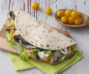 Piadina com sardinhas fritas e burrata